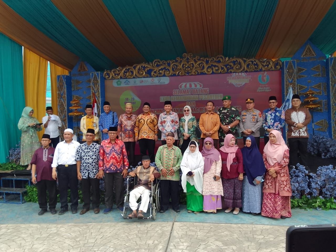 Pj Gubernur Sumsel, Rektor UIN Sultan Fatah bersama para penyusun terjemah Al-Qur'an Bahasa Palembang