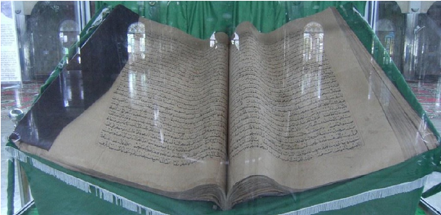 Sebuah “mushaf kuno-kunoan” yang dipajang di dalam kotak kaca, di sebuah masjid di Kalimantan.