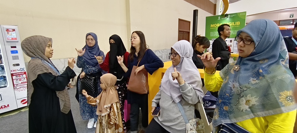 LPMQ FASILITASI PENGUNJUNG DEVX BELAJAR AL-QUR’AN ISYARAT