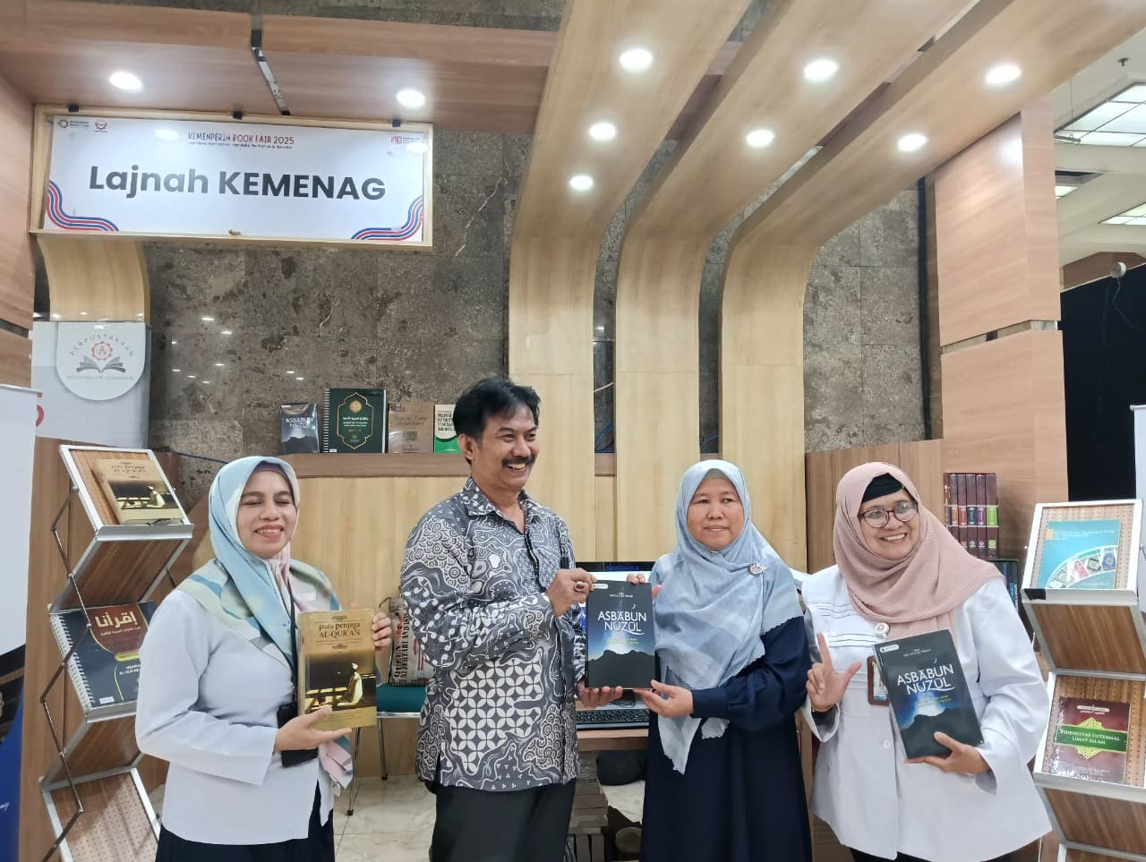 Hadiri Kemenperin Book Fair 2025, Direktur Politeknik ATI Makassar Puji Produk Unggulan LPMQ
