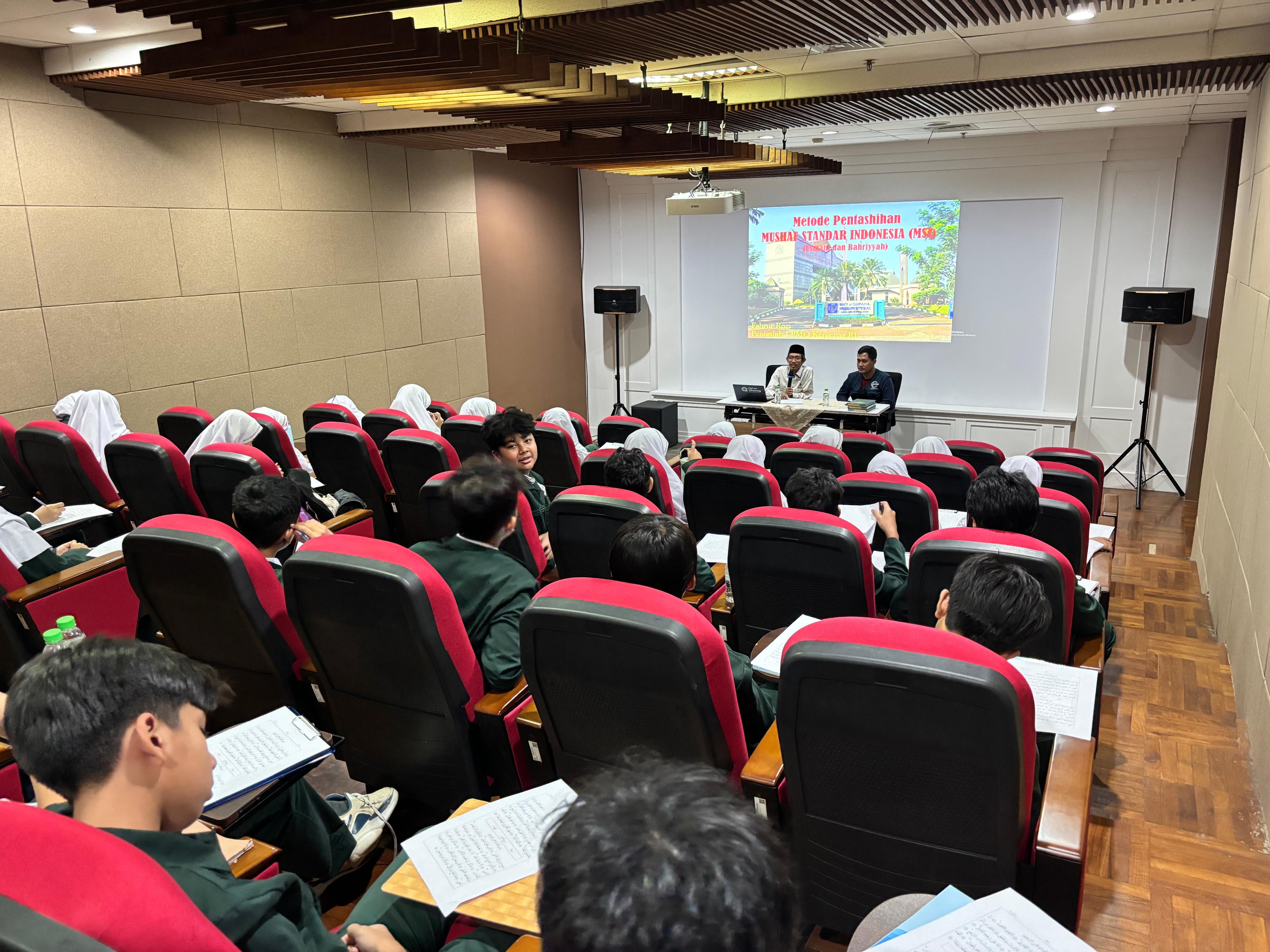 Siswa Kelas VII SMP Azhari Islamic School Kunjungi BQMI dan Ikuti Workshop Pentashihan Mushaf Al-Qur’an