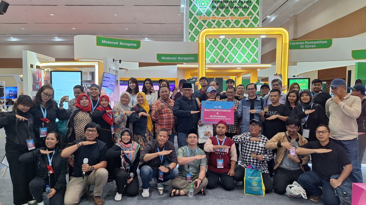 Tampil Dinamis dan Edukatif, Booth Balitbang dan Diklat Diganjar Best Performance dan Activeness di Ajang Dev-X