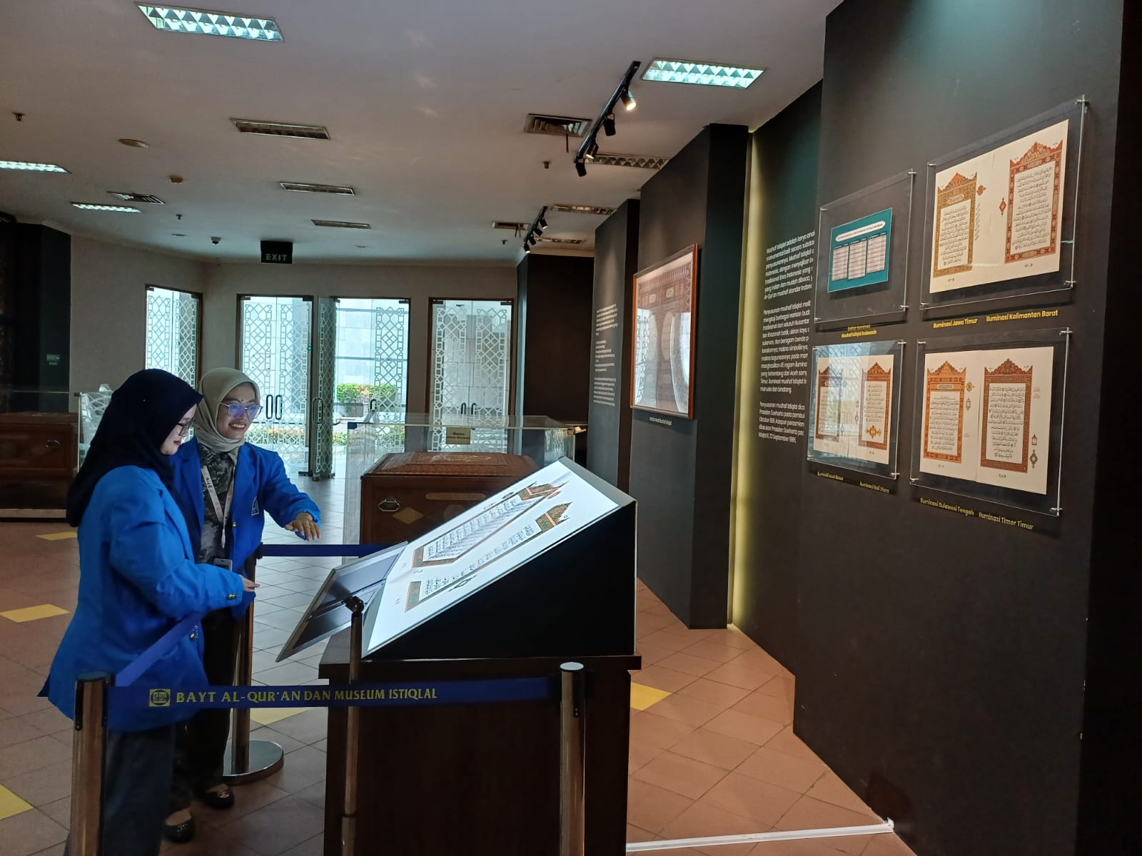 Menikmati Keindahan Iluminasi Mushaf Istiqlal dengan Lambaian Tangan