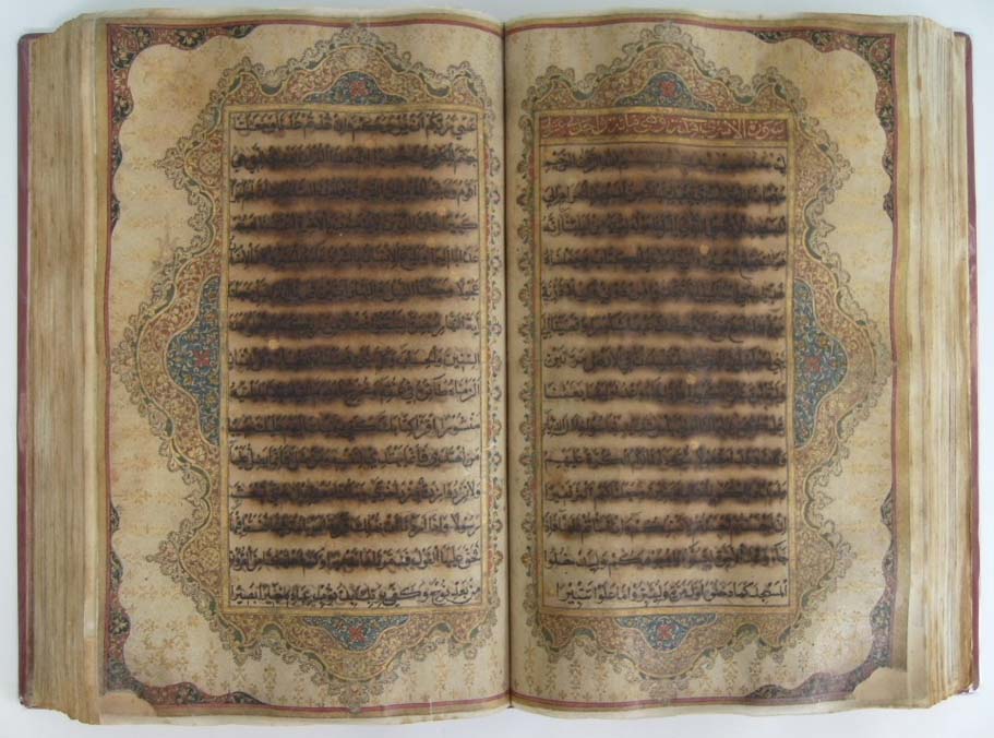 Gambar 3. Mushaf wakaf dari Kesultanan Bima, koleksi Bayt Al-Qur’an & Museum Istiqlal, Jakarta Mushaf wakaf dari Kesultanan Bima, koleksi Bayt Al-Qur’an & Museum Istiqlal, Jakarta